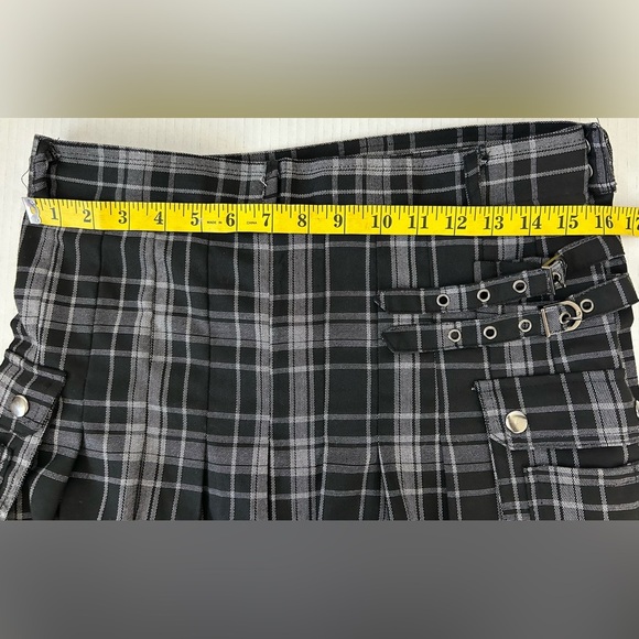 NWOT TRADITIONAL TARTAN KILT BLACK/GRAY. BELT LOOPS, SNAPS ON BOTH SIDES. - Picture 7 of 12